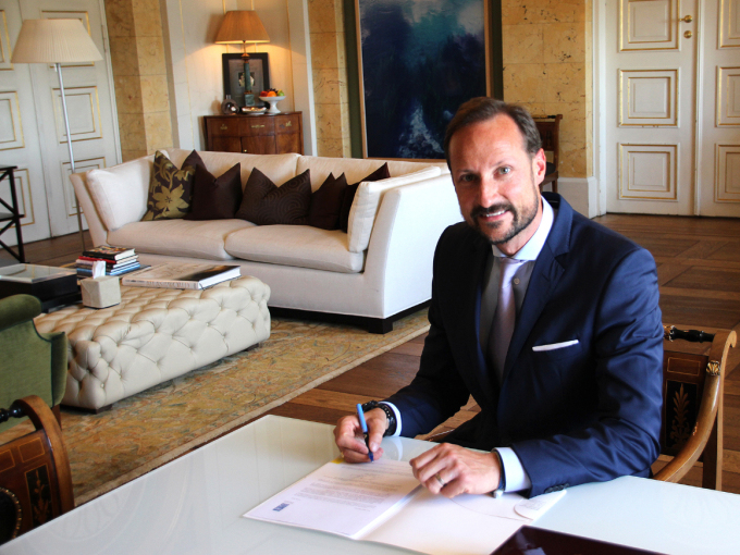 Kronprins Haakon signerer avtalen om to nye år som goodwill-ambassadør for FNs utviklingsprogram. Foto: Liv Osmundsen, Det kongelige hoff
